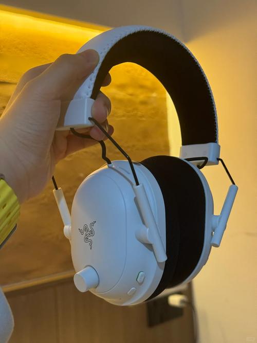 雷蛇旋风黑鲨V2 Pro深度评测：电竞耳机降噪与音质表现如何？-4