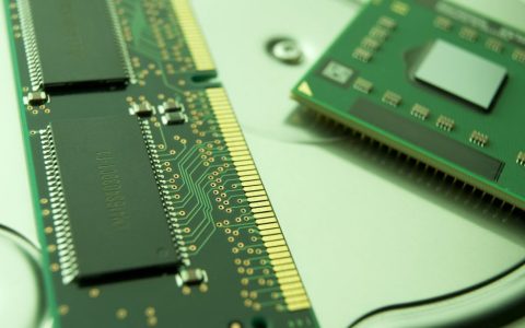 镁光内存性能实测：超频潜力与散热表现深度解析