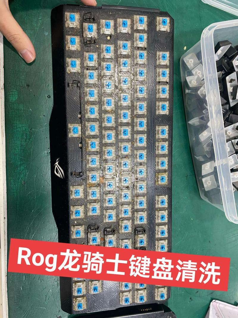 机械键盘缝隙藏灰怎么清？3分钟搞定深度清洁