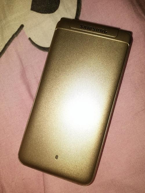 Galaxy Folder - 翻盖智能老人手机_资料手册-4 Galaxy Folder - 翻盖智能老人手机_资料手册-4