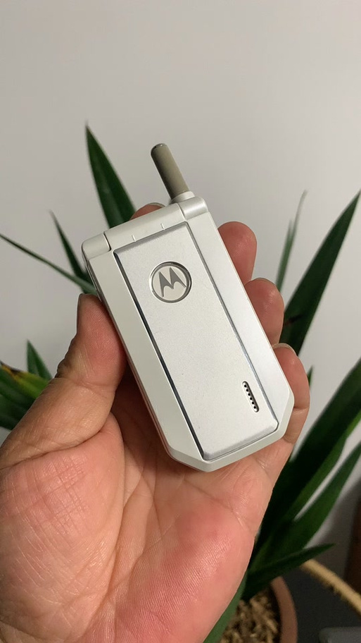 摩托罗拉 XT806 - 翻盖触屏手机_资料手册-2