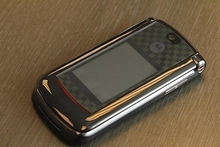RAZR² V9 - 翻盖复古智能手机_百科资料-5