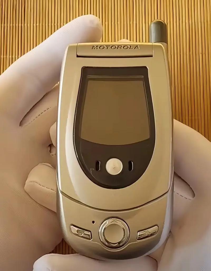 摩托罗拉 A768i - 经典翻盖商务手机_百科资料-1