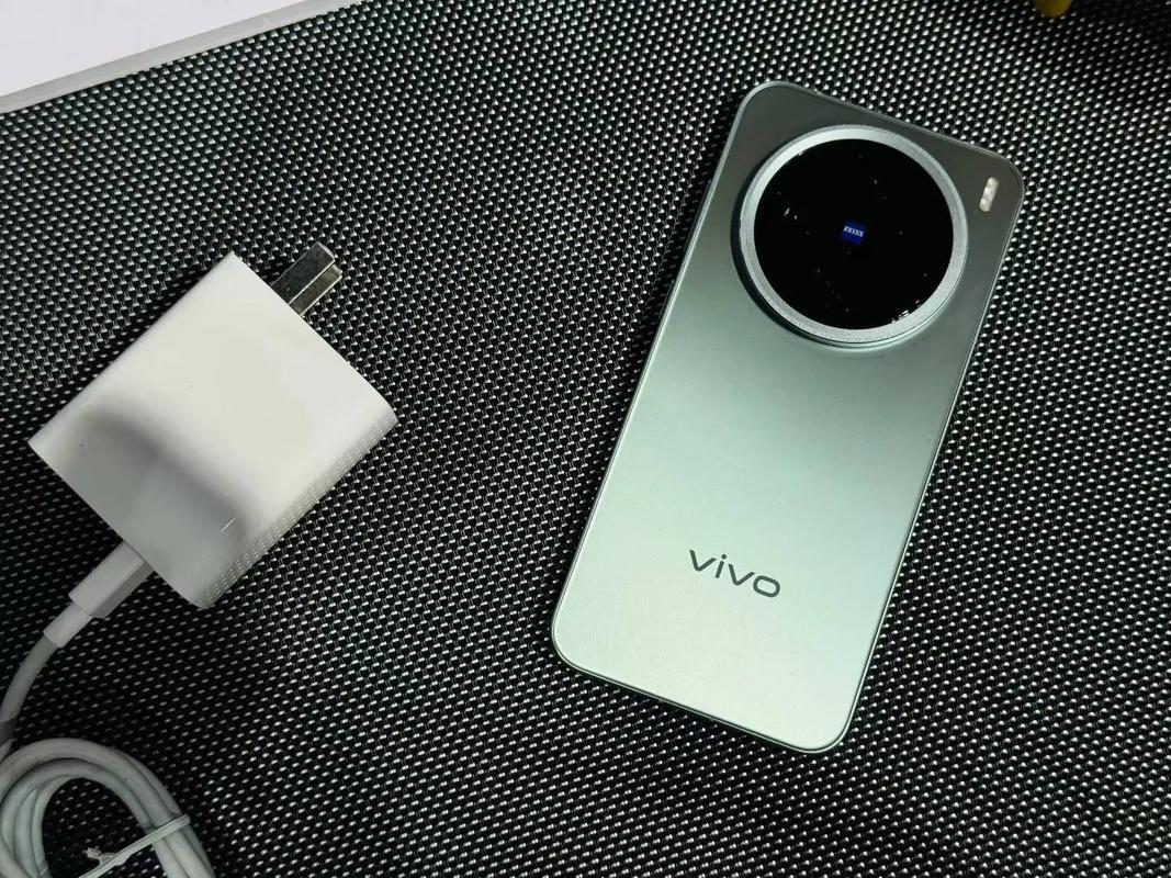 vivo X200Promini - 旗舰影像小屏手机_资料手册-2 vivo X200Promini - 旗舰影像小屏手机_资料手册-2