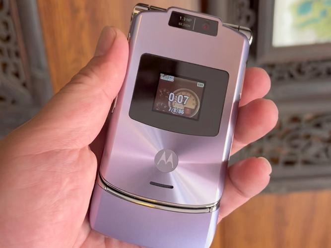 摩托罗拉 RAZR V3 - 超薄翻盖经典手机_资料手册-2