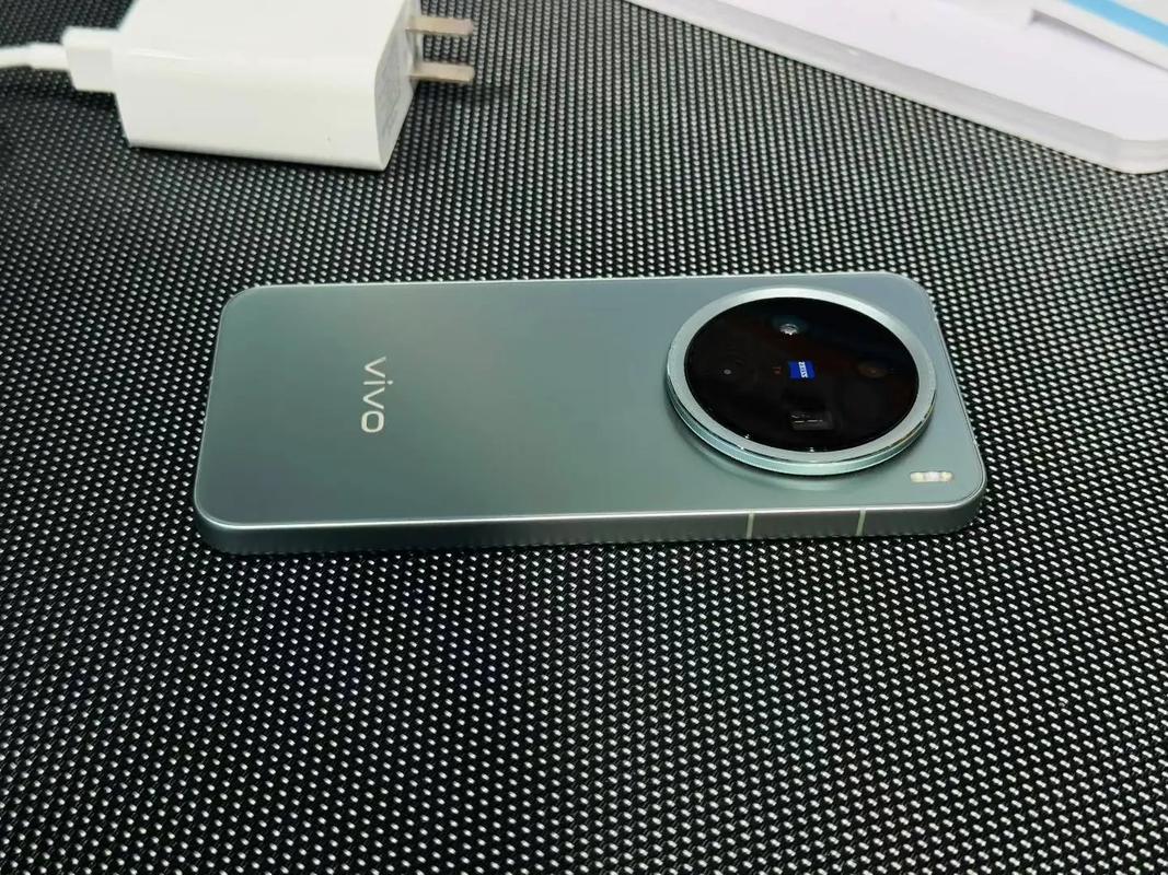 vivo X200Promini - 旗舰影像小屏手机_资料手册-5 vivo X200Promini - 旗舰影像小屏手机_资料手册-5