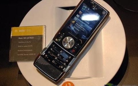 摩托罗拉 RIZR Z10 – 旋转镜头手机_百科资料
