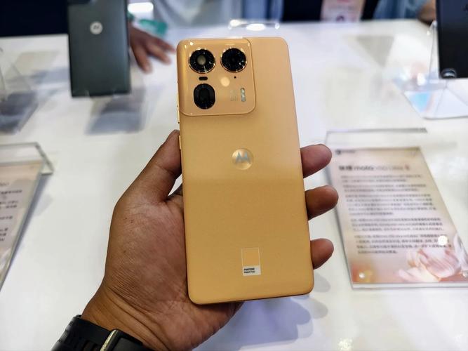 摩托罗拉 Moto X50 Ultra - AI影像旗舰手机_资料手册-3 摩托罗拉 Moto X50 Ultra - AI影像旗舰手机_资料手册-3