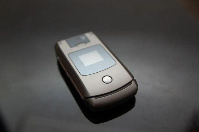 摩托罗拉 RAZR V3x - 经典翻盖拍照手机_资料手册-3