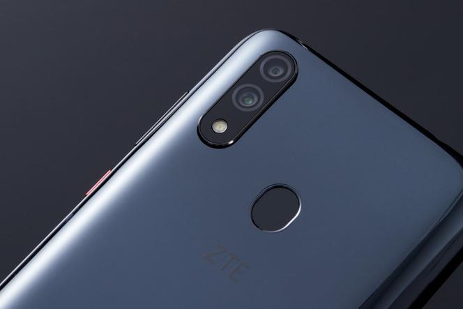 中兴Blade V30 – 高清影像智能手机_百科资料