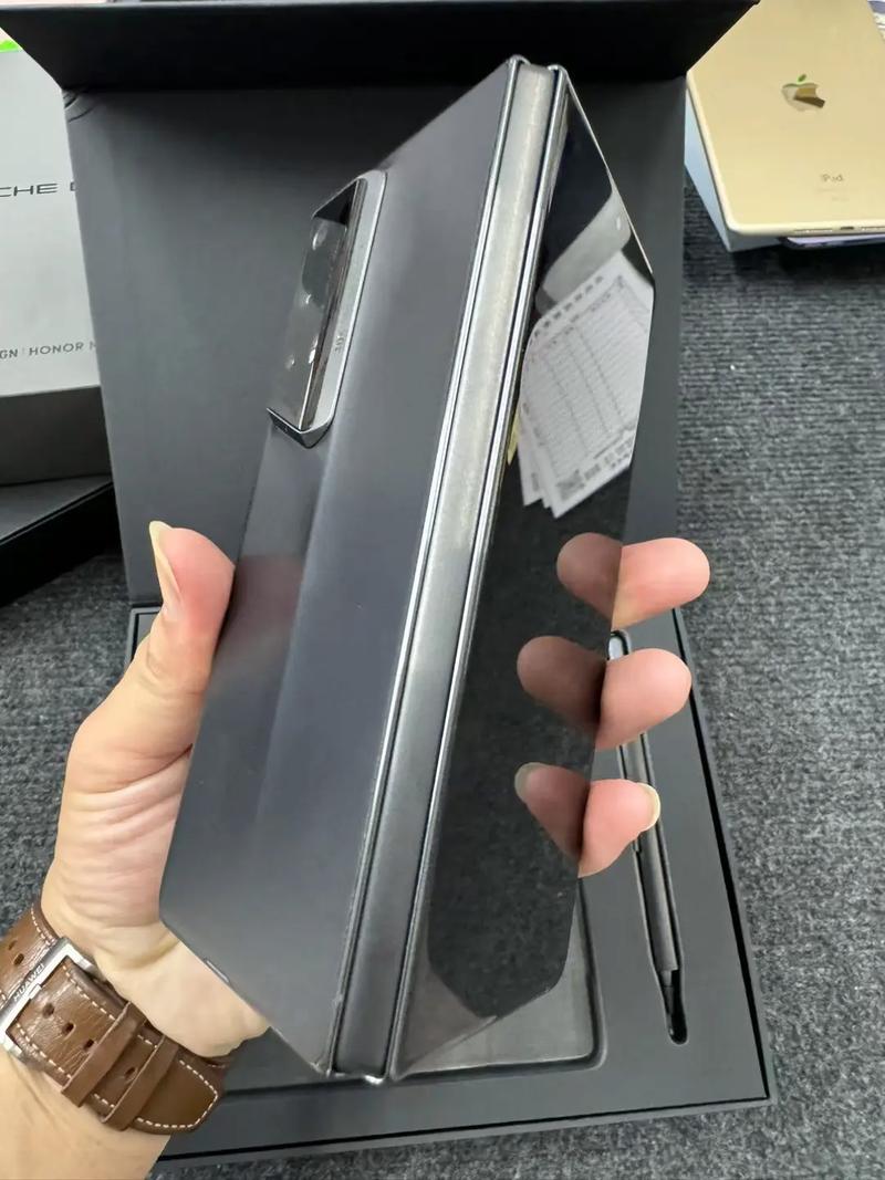 荣耀Magic V2 RSR 保时捷设计 - 折叠旗舰手机_百科资料-5