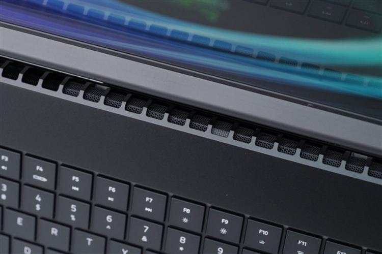 雷蛇（Razer）灵刃18 2025 - 高性能游戏本_资料大全-2
