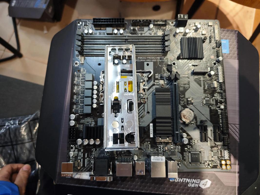 技嘉 GIGABYTE Gaming G7 MF - 高刷电竞游戏本_资料手册-4 技嘉 GIGABYTE Gaming G7 MF - 高刷电竞游戏本_资料手册-4