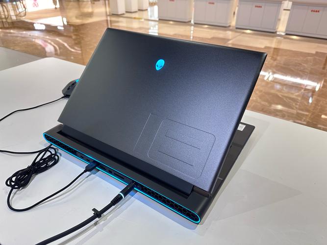 外星人 Alienware M18 – 高性能游戏本_百科资料
